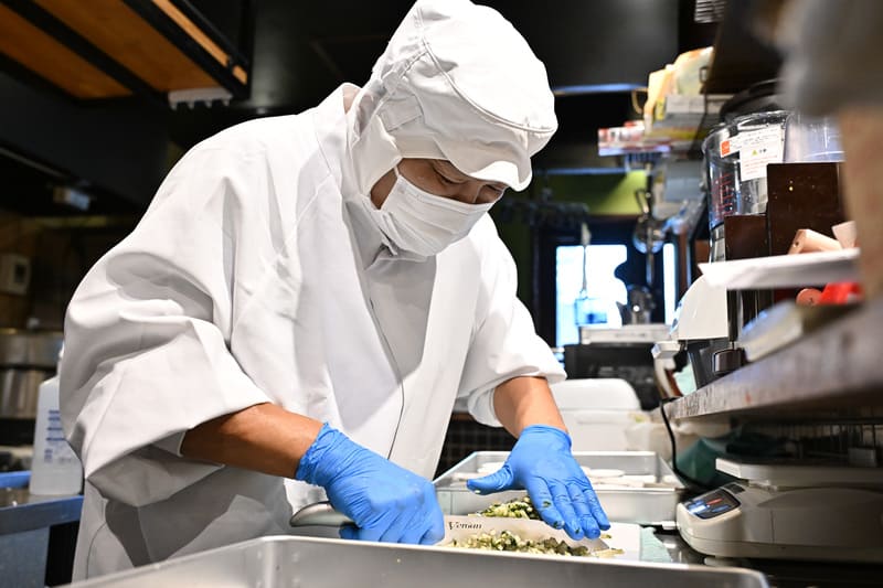 調理をするスタッフ